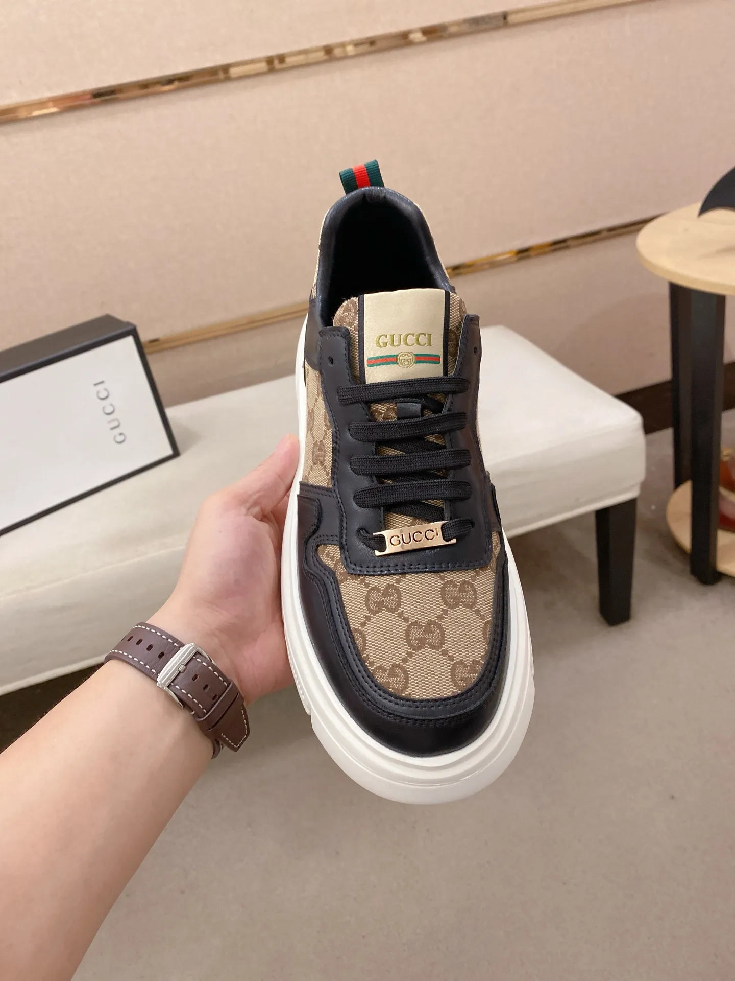 Men's shoes💰 400💰The new GUCCI (Gucci) counters are launched simultaneously. The new men's shoes, 😘fabrics are selected from imported cowhide, and the lining is sheepskin lining. 👍🏿 High-end ☄️ air-cushion molded anti-slip rubber outsole, exquisite lines, simple and elegant, comfortable and high-end for leisure travel. Code number: 38 to 44 (45 can be customized and cannot be returned or exchanged)